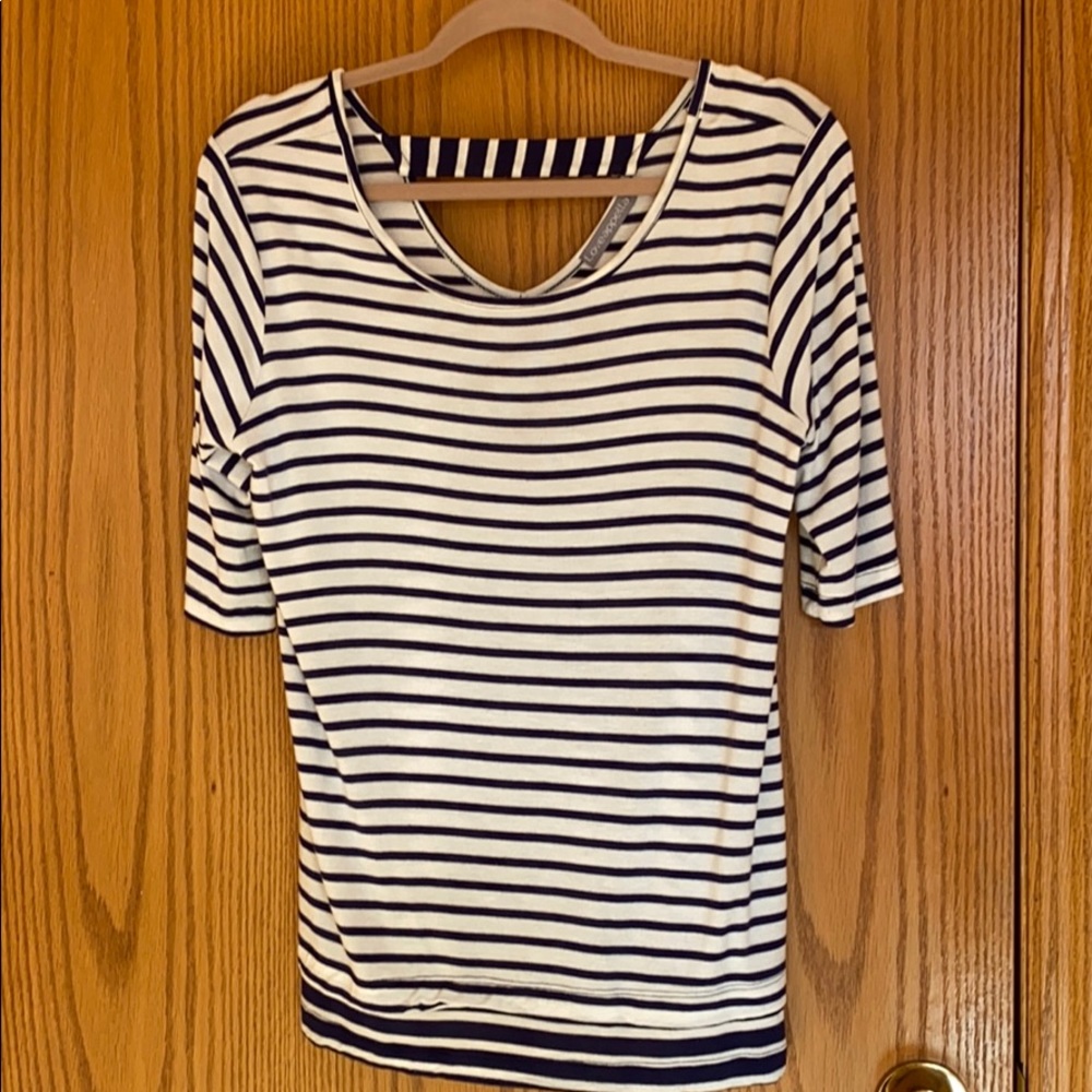 Super comfortable stretch top w 3/4 sleeves.